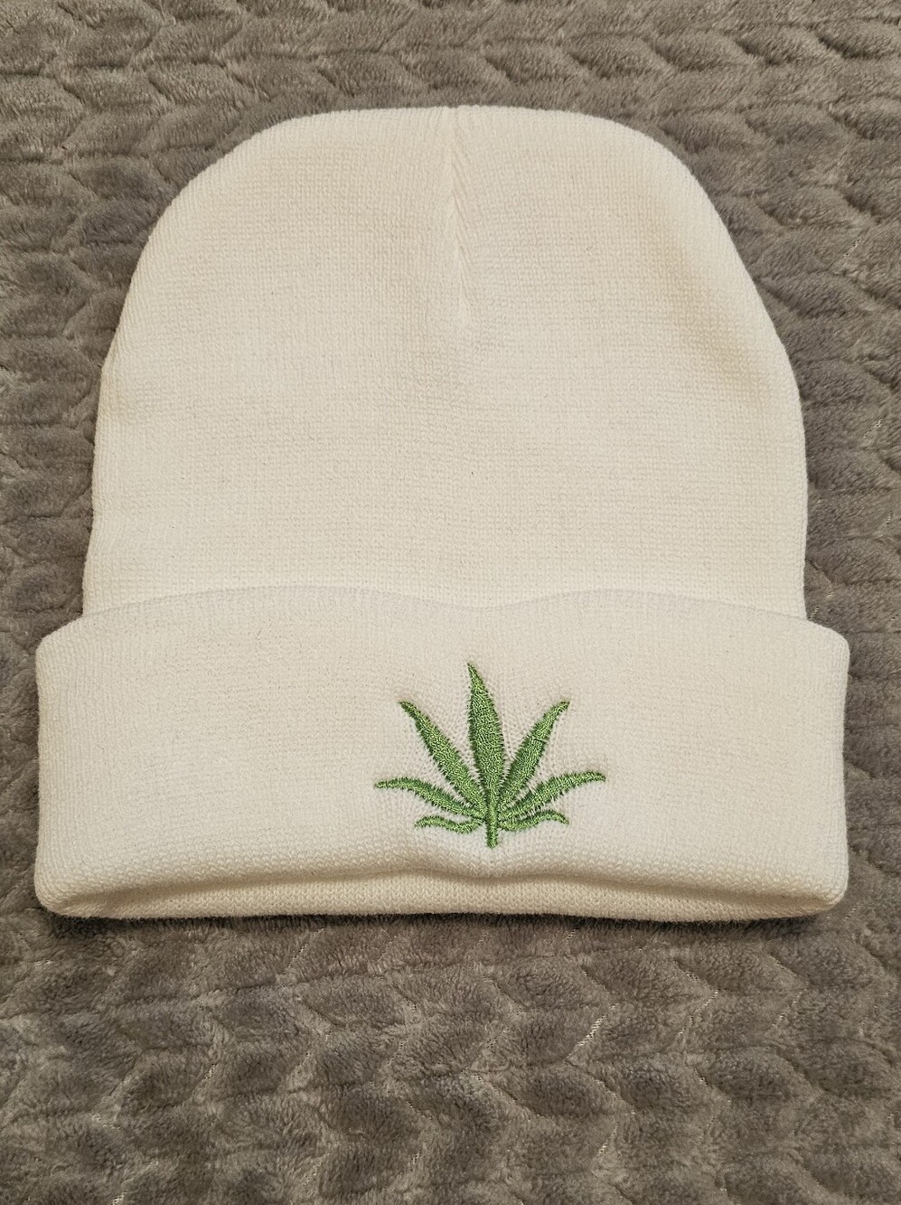 NWOT White Leaf Design Beanie